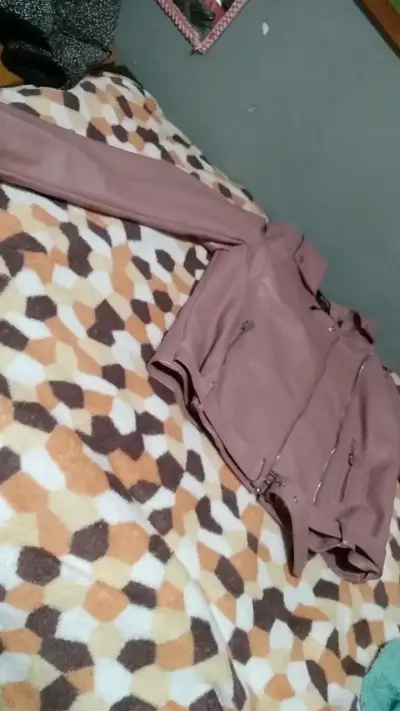 Chaqueta de cuero sintético rosada para mujer - miniatura 2