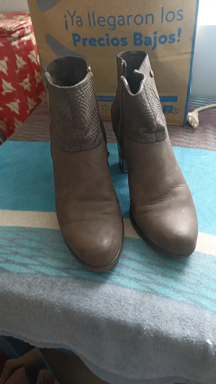 Botines de cuero gris, textura suave. - 1