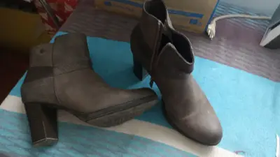 Botines de cuero gris, textura suave. - miniatura 2