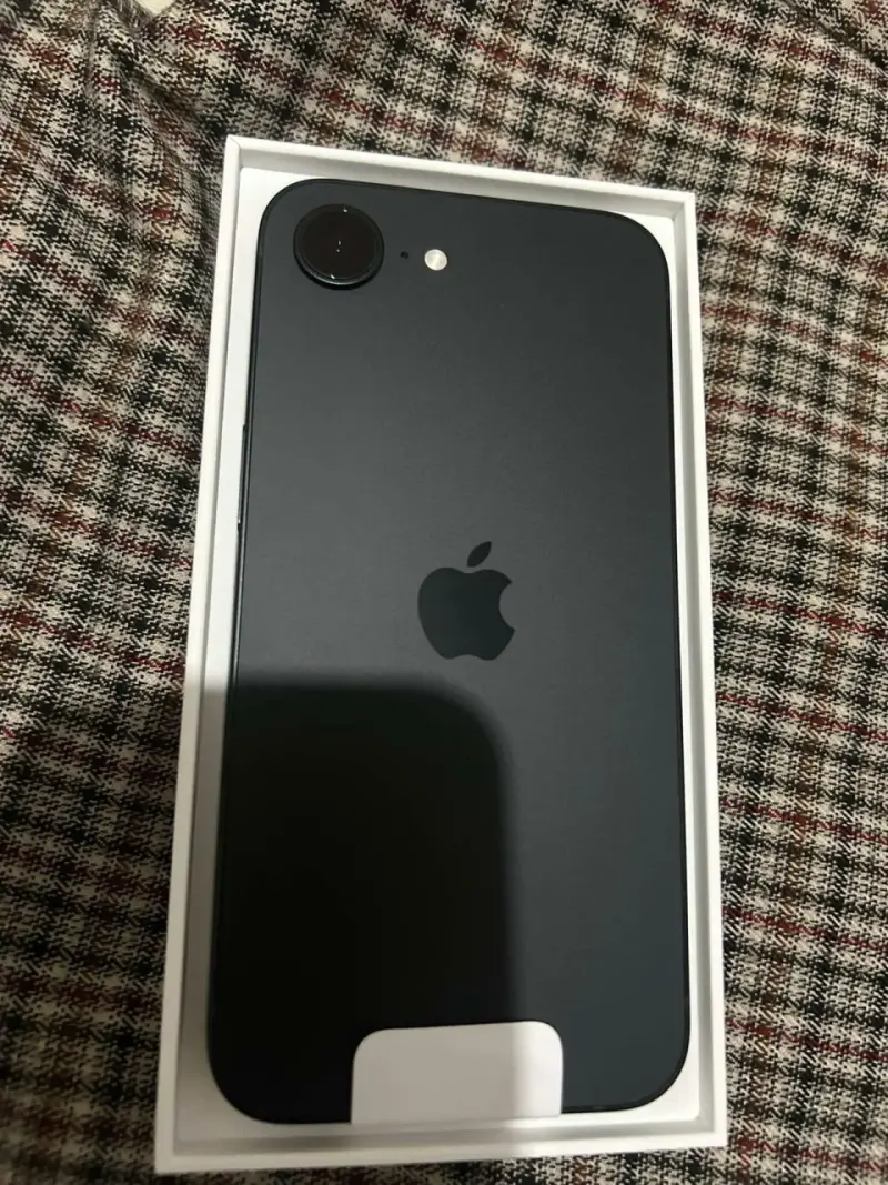 iPhone 16 en caja con accesorios originales - 1