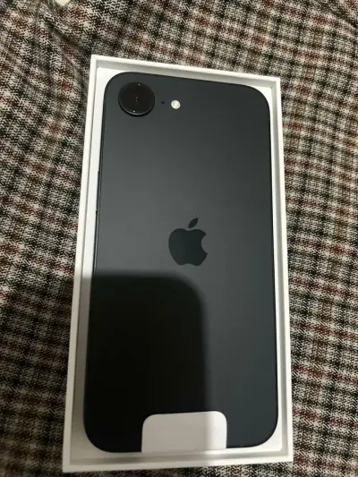 iPhone 16 en caja con accesorios originales - miniatura 1
