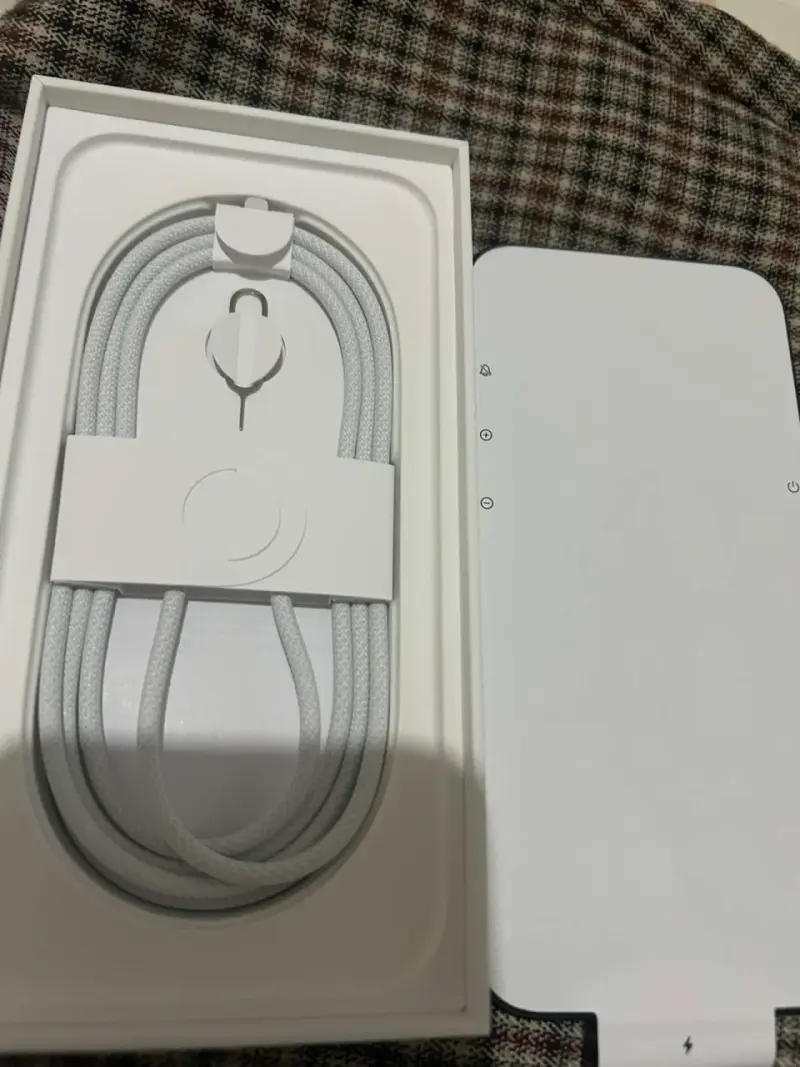 iPhone 16 en caja con accesorios originales - 2
