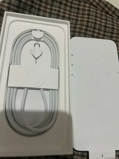iPhone 16 en caja con accesorios originales - miniatura 2