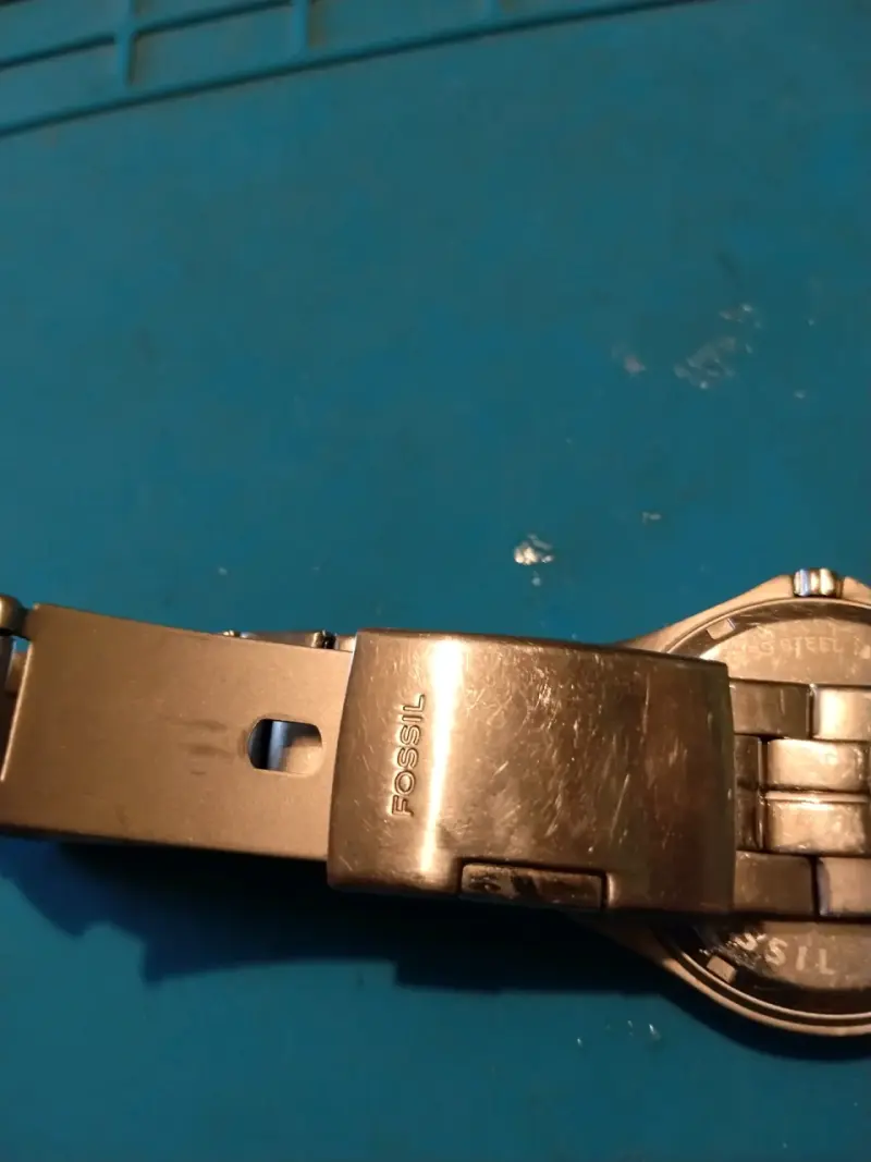 Reloj fossil metálico con diseño deportivo - 2