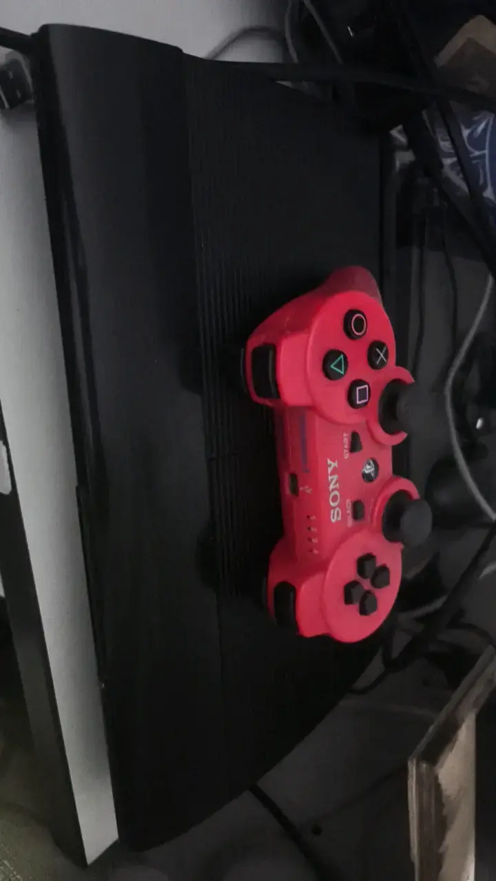 Consola PlayStation 3 con control rojo - 1