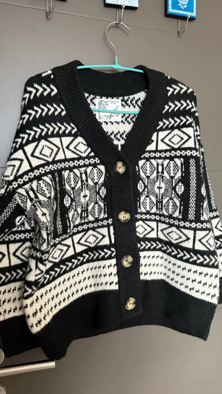 Chaleco negro y blanco con diseño geométrico - 2