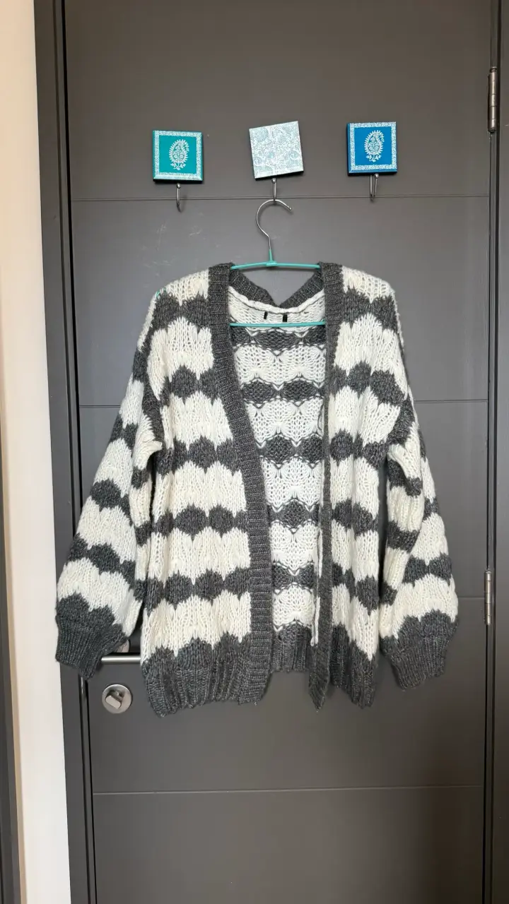 Cardigan de punto gris y blanco para mujer - 1