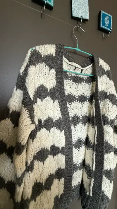 Cardigan de punto gris y blanco para mujer - miniatura 2