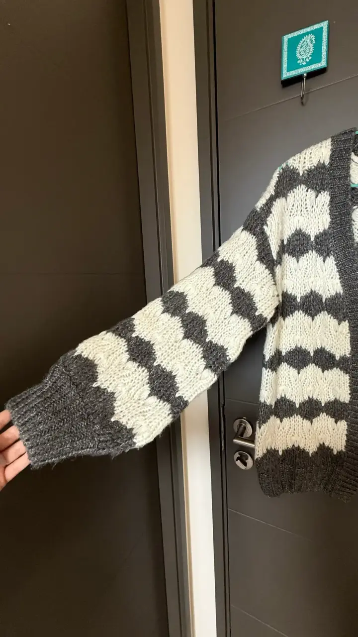 Cardigan de punto gris y blanco para mujer - 3