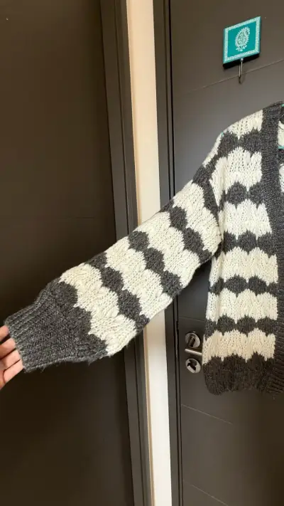 Cardigan de punto gris y blanco para mujer - miniatura 3