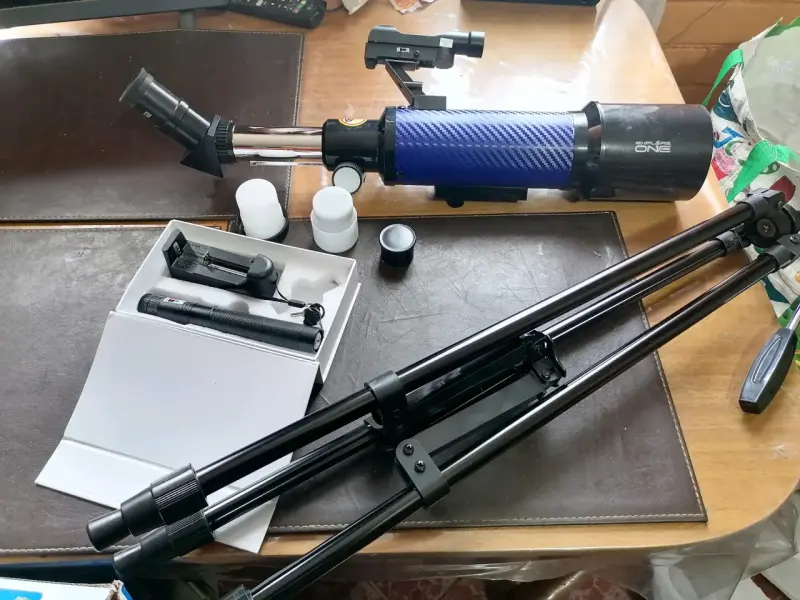 Telescopio con trípode y accesorios - 1