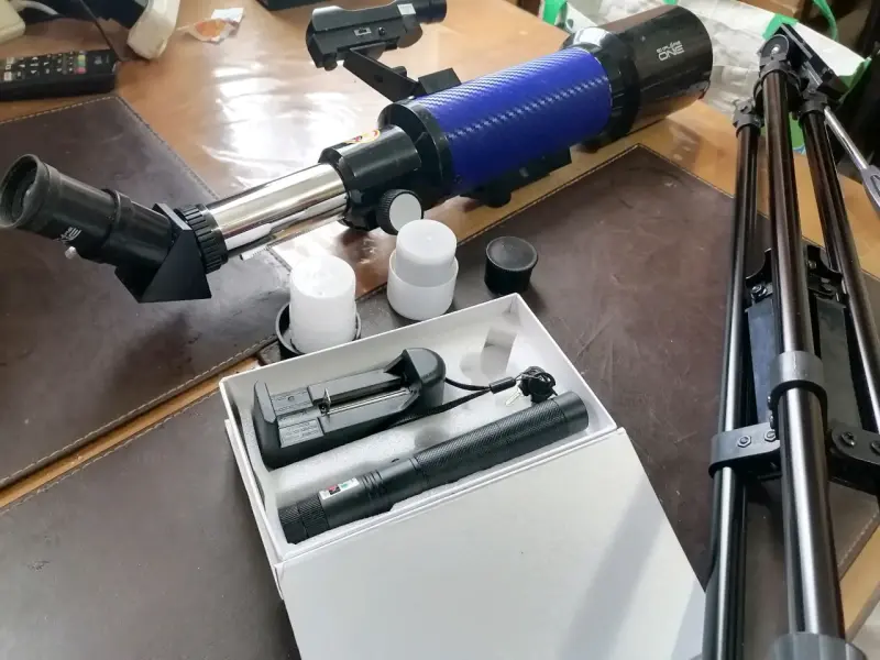 Telescopio con trípode y accesorios - 2