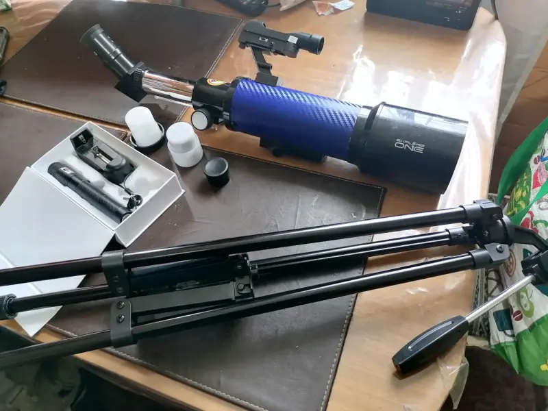 Telescopio con trípode y accesorios - 3