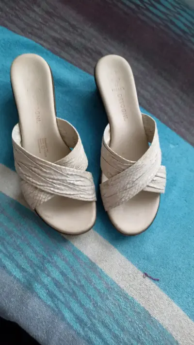 Sandalias de cuero blancas con diseño cruzado - miniatura 1