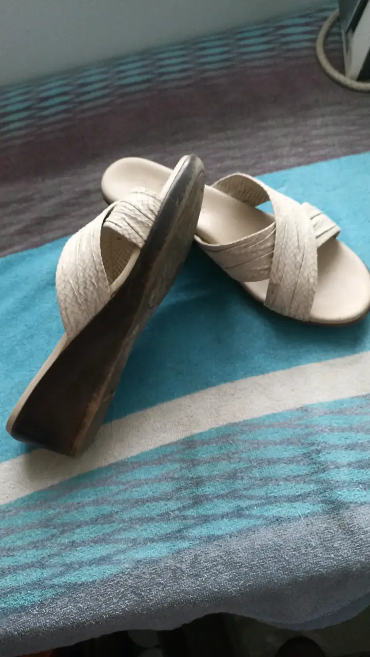 Sandalias de cuero blancas con diseño cruzado - 2