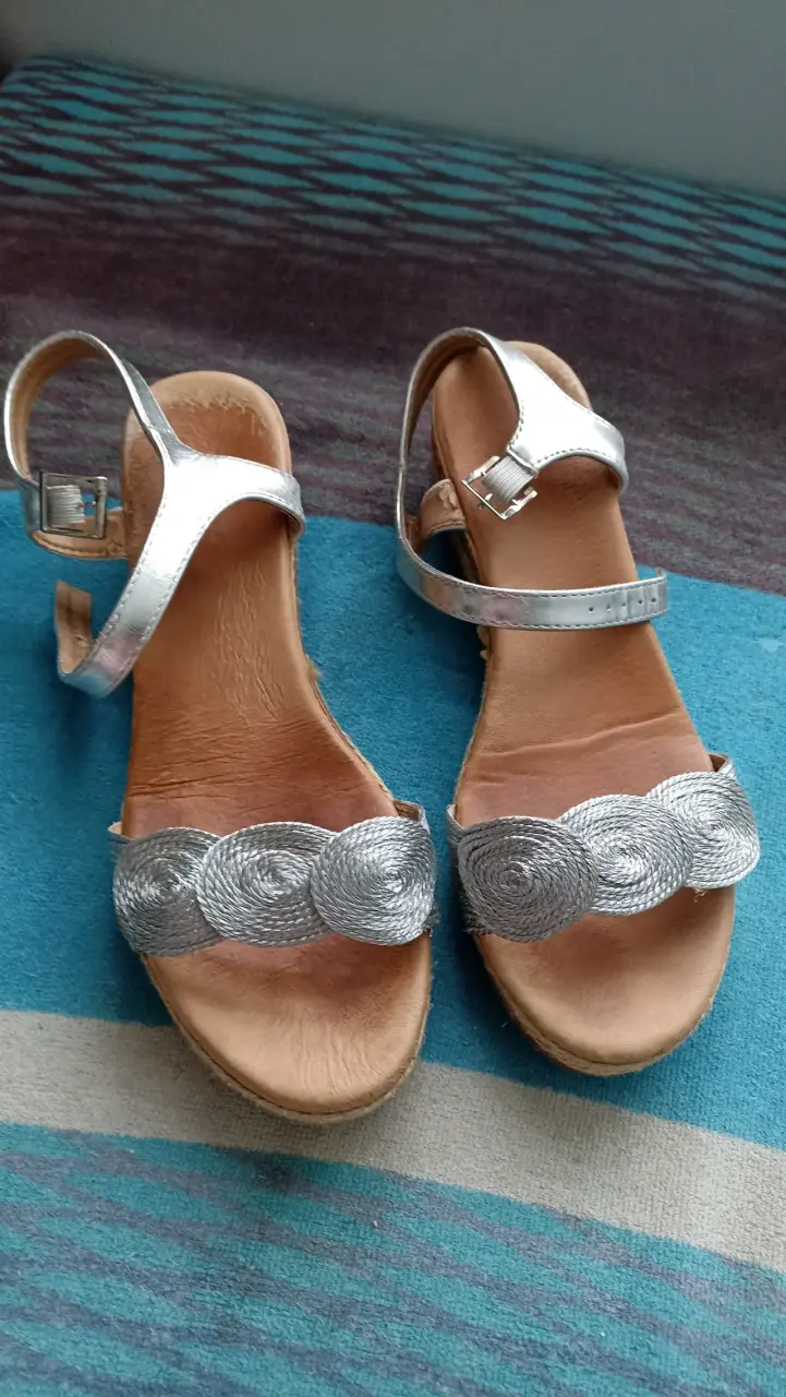 Sandalias plateadas con diseño trenzado - 1