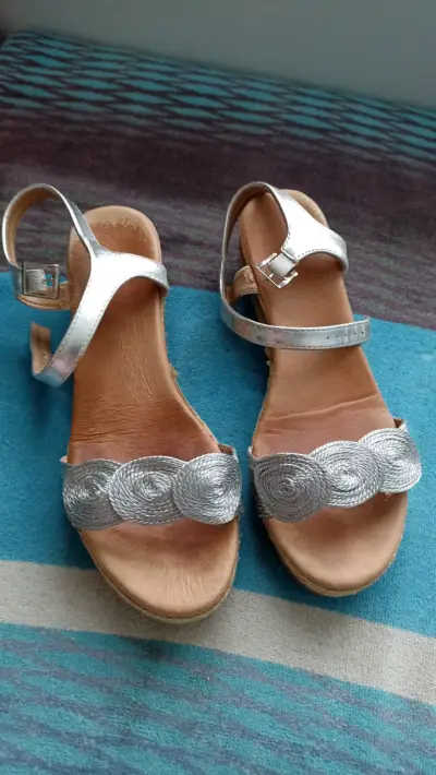 Sandalias plateadas con diseño trenzado - miniatura 1