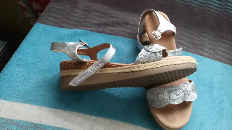 Sandalias plateadas con diseño trenzado - 2