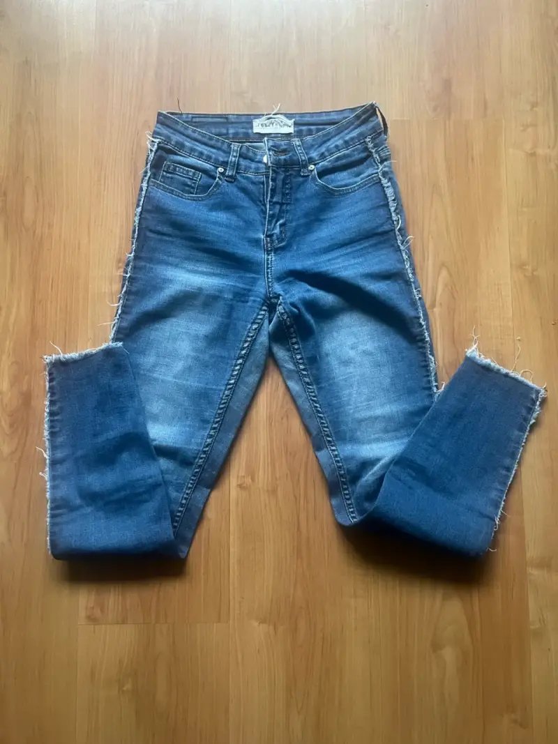 Jeans de mezclilla azul con bordes como flequillos - 1