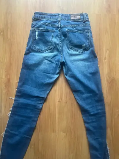 Jeans de mezclilla azul con bordes como flequillos - miniatura 2