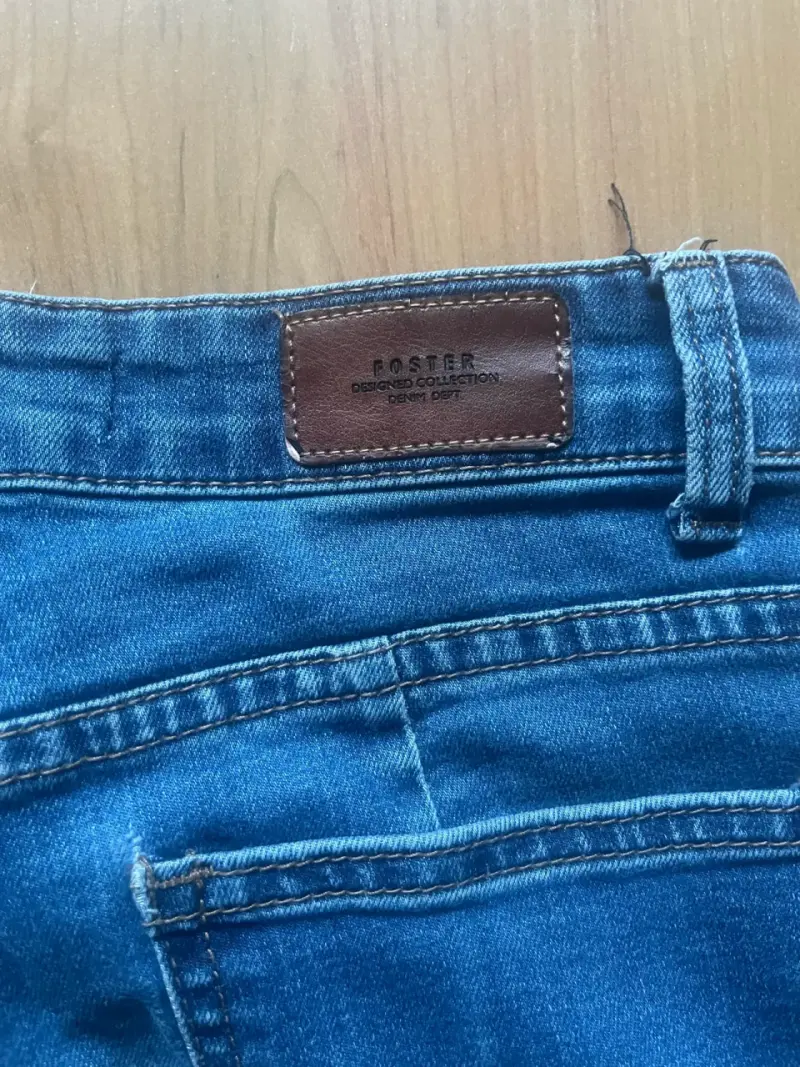 Jeans de mezclilla azul con bordes como flequillos - 3