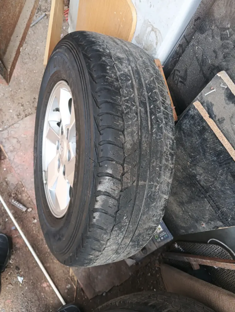 Neumáticos con llantas de Mitsubishi Aro 16 - 4