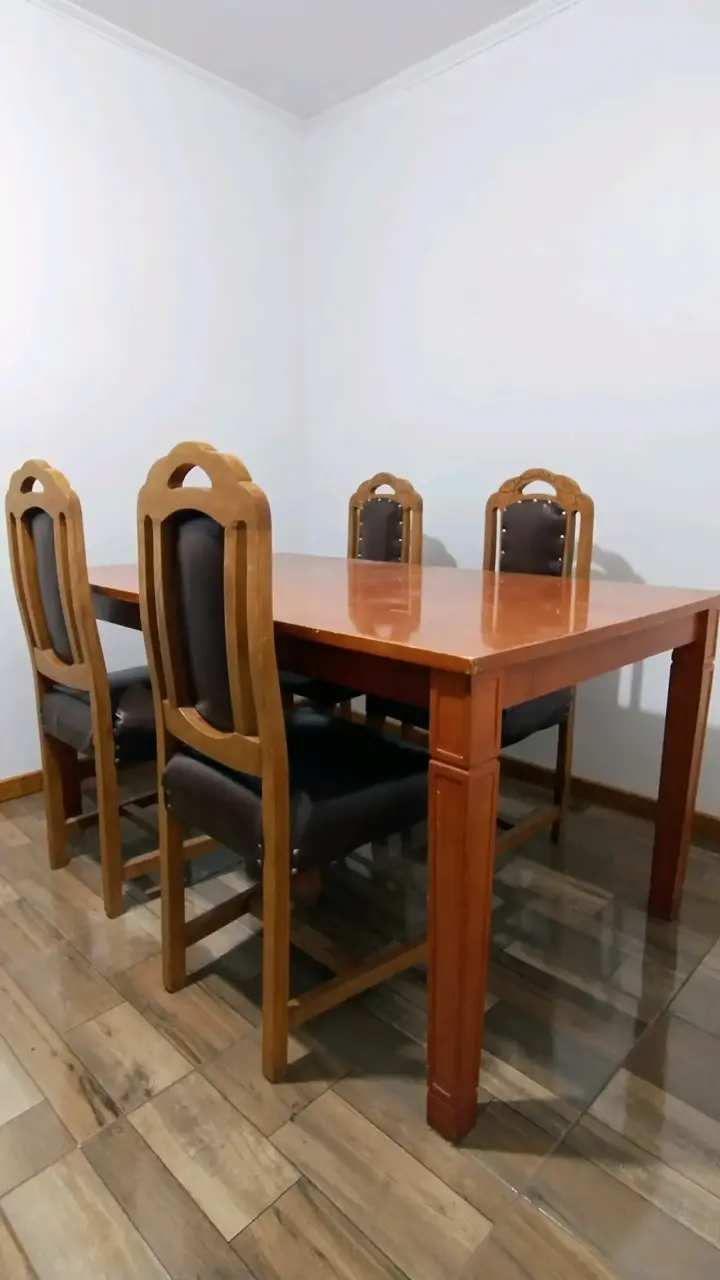 Juego de comedor de madera con 4 sillas