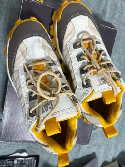 Zapatillas deportivas CAT beige y amarillas - miniatura 2