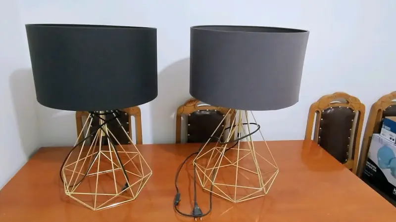 Lámparas de mesa modernas con base dorada