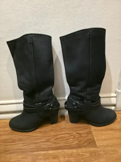 Botas negras de cuero con tacón alto - miniatura 1
