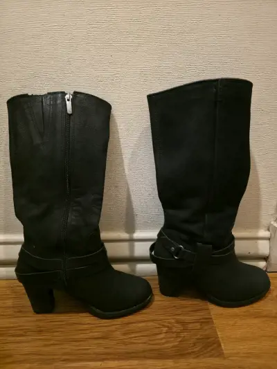 Botas negras de cuero con tacón alto - miniatura 2