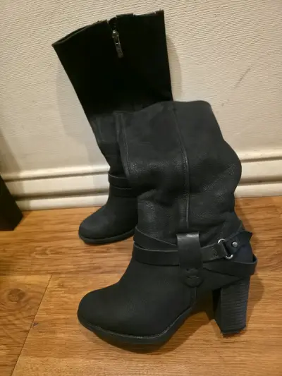 Botas negras de cuero con tacón alto - miniatura 4