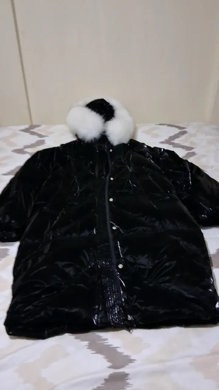 Chaqueta largo acolchado negro con capucha de piel - 2