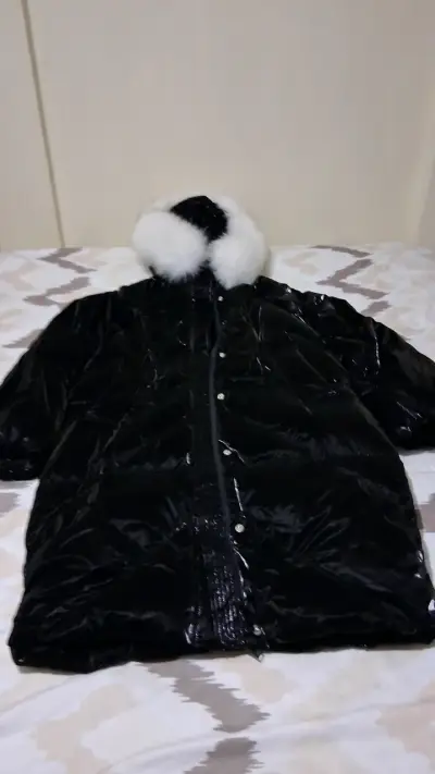 Chaqueta largo acolchado negro con capucha de piel - miniatura 2