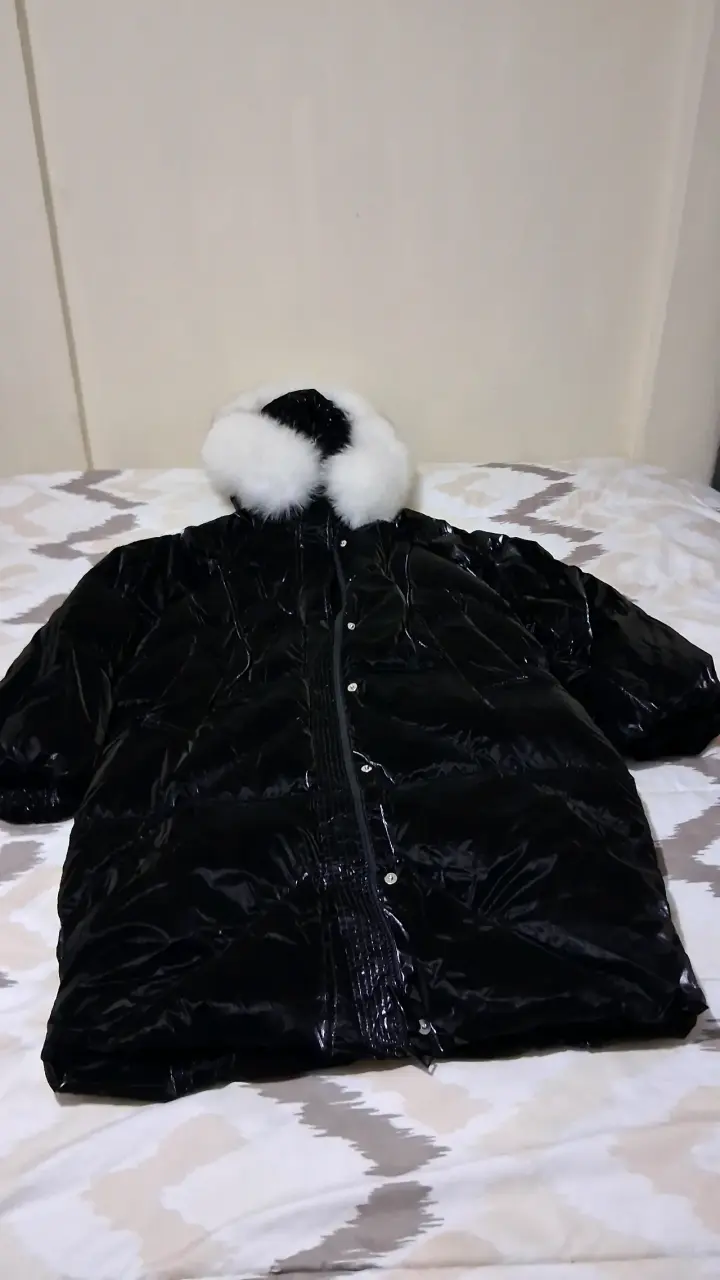 Chaqueta largo acolchado negro con capucha de piel - 3