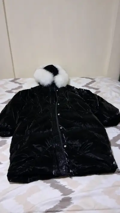 Chaqueta largo acolchado negro con capucha de piel - miniatura 3