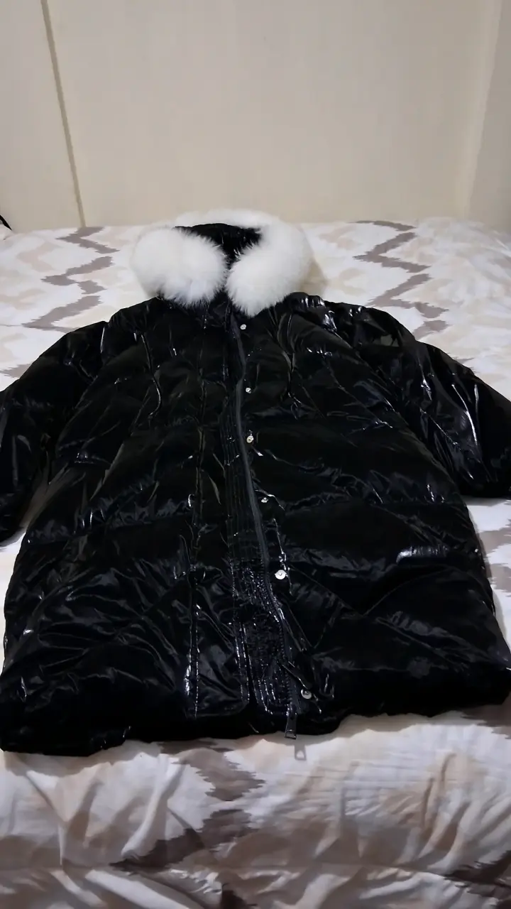Chaqueta largo acolchado negro con capucha de piel - 4
