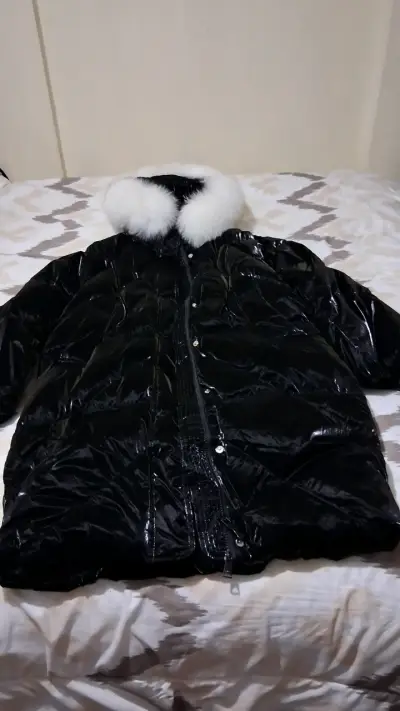 Chaqueta largo acolchado negro con capucha de piel - miniatura 4