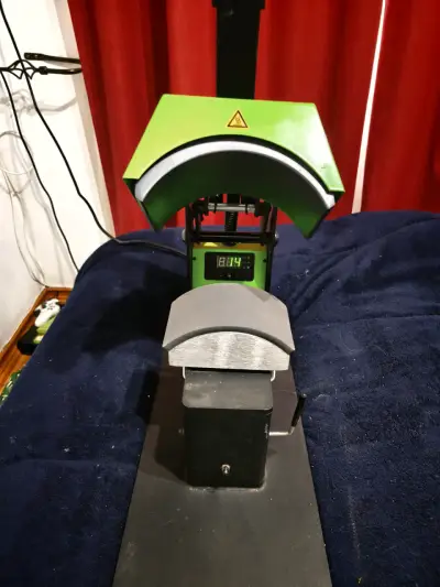 Prensa térmica para gorros  con control digital - miniatura 1