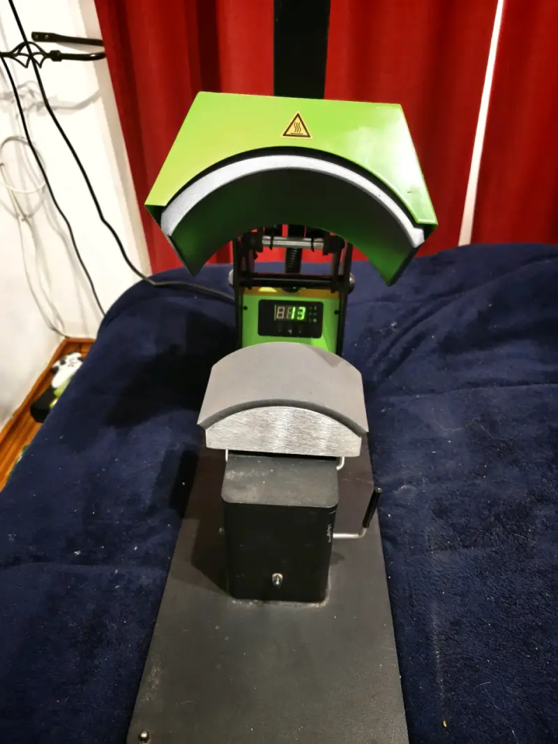Prensa térmica para gorros con control digital - 4