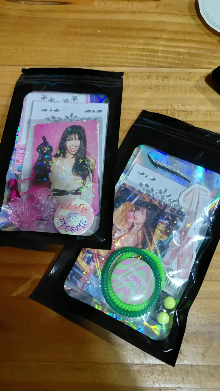Set sorpresa contiene tres fotocards de KATEYES