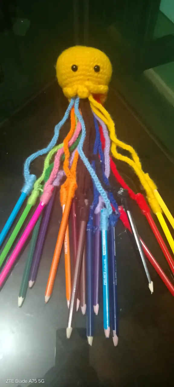 Portalápices pulpo tejido a mano