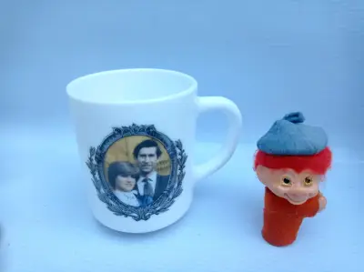 Taza coleccionable con imagen de pareja real - miniatura 1