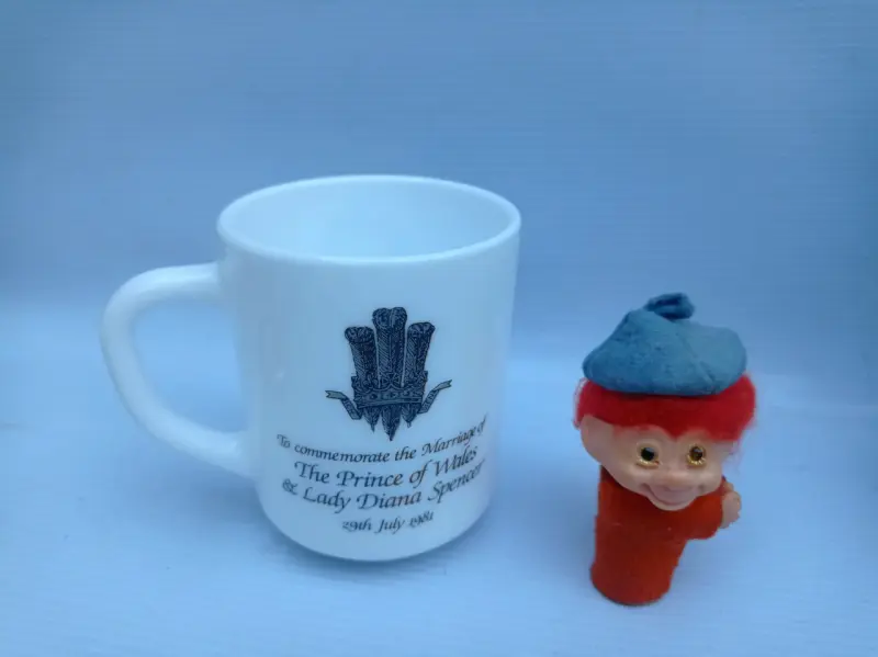 Taza coleccionable con imagen de pareja real - 2