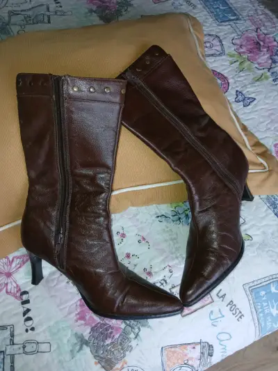 Botas marrones con tachas - miniatura 4