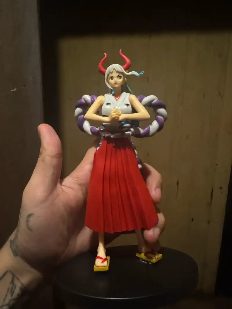 Figura de colección de personaje anime con cuernos