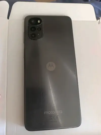 Smartphone Motorola con triple cámara trasera - miniatura 1
