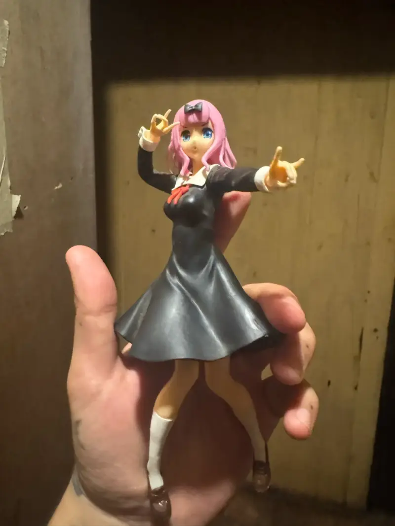 Figura de colección anime chica con vestido negro