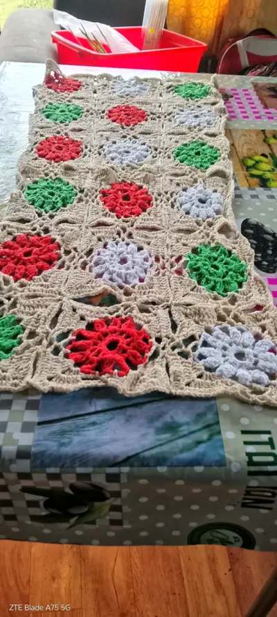Camino de mesa  tejido a crochet blanco - miniatura 2