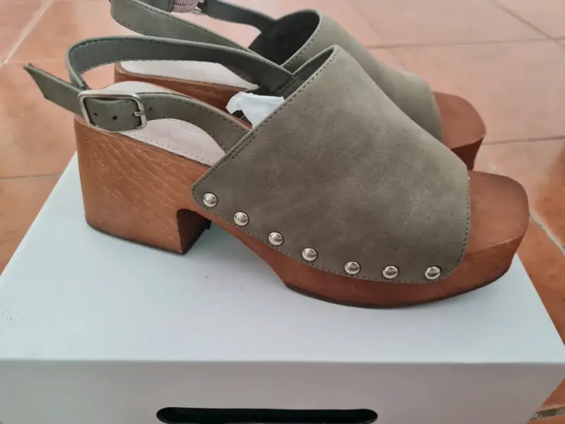 Sandalias de tacón alto color gris con plataforma de madera - 1
